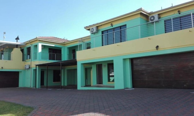Emalahleni House | Delightful Estoby Executive Guest House with Family Amenities