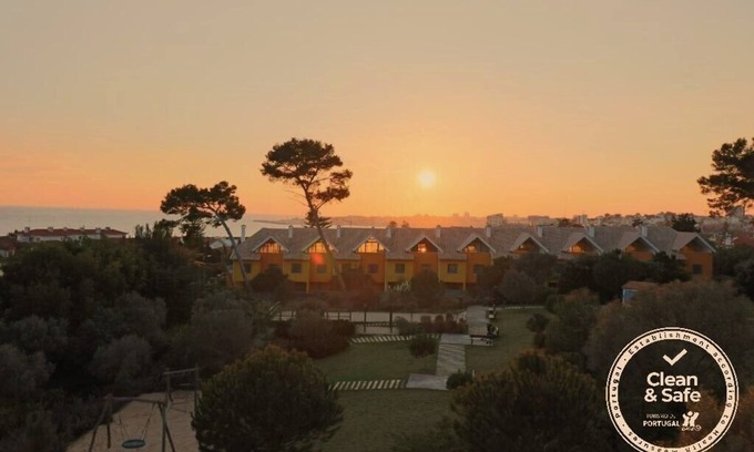 Estoril Apartment | Beachside Estoril Sunset Apartment with Ocean View Amenities
