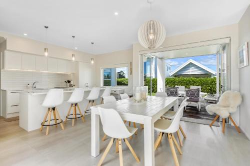 Mangawhai House | Serene Estuary Bliss Getaway - Guest Rated 9.8, Family Friendly