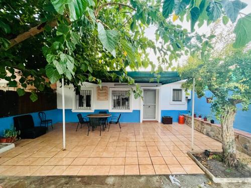 San Vicente del Raspeig House | Cozy Studio with Private Parking and Garden Retreat
