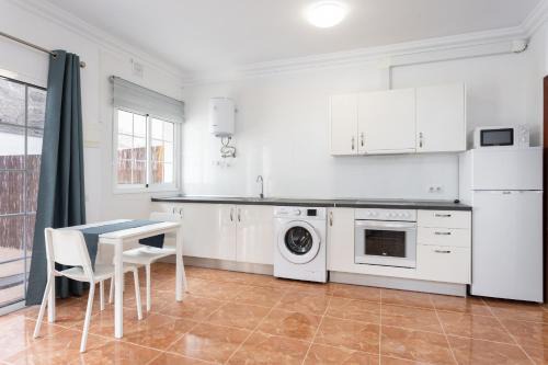 Alcala Apartment | Stylish Estudio with Large Chill Out Terrace & Family Friendly