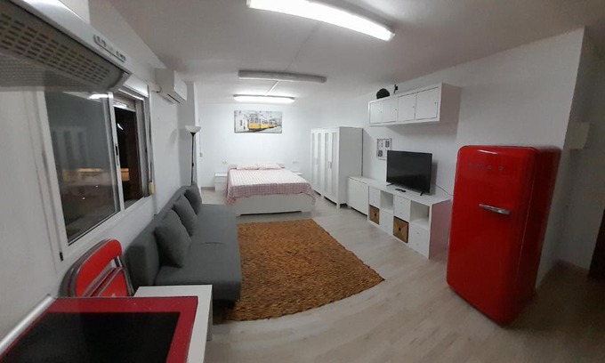 Explanada de la Estacion Apartment | Charming Estudio Near María Zambrano Station, Family-Friendly