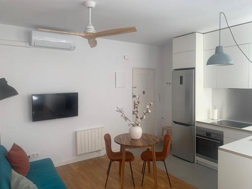 Arapiles Apartment | Cozy Studio Getaway in Chamberí - Child-Friendly Retreat