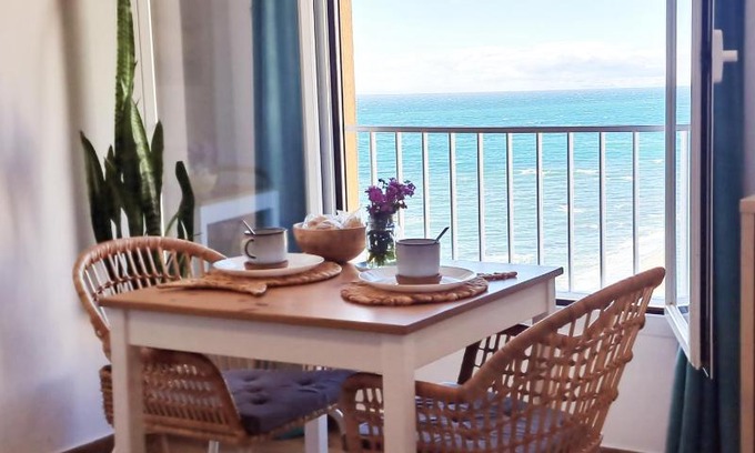 Sitio de Calahonda Apartment | Beachfront Estudio Pies de Arena with Pool & Ocean View