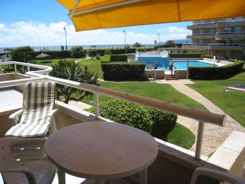 Els Griells Apartment | Renovated Studio with Direct Beach Access and Pool in L'Estartit