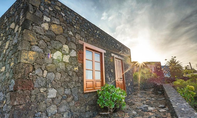 Tigaday Apartment | Oceanview Retreat: Estudio Rural de Piedra, Rated 9.1/10