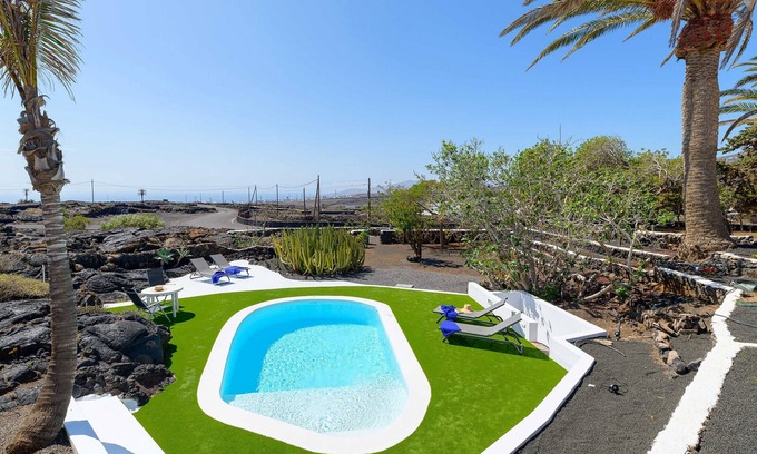 La Asomada Apartment | Pet-Friendly Estudio Tegoyo with Pool and Spa Amenities