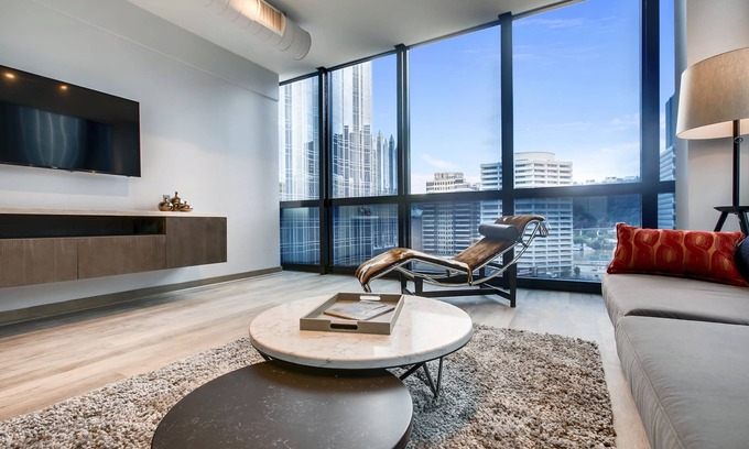 Downtown Pittsburgh Hotel | Discover Etage Executive Living: Pool, Breakfast & More!