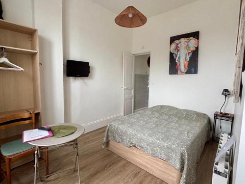 Rochefort Apartment | Pet-Friendly Ethnique: A Cozy Budget Retreat Awaits