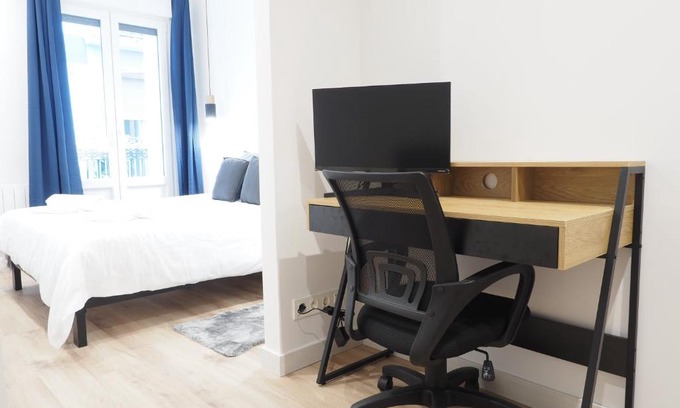 Bilbao Old Town Apartment | Family-Friendly Etxe Maitia Flat for Home Office Retreat