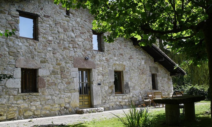Mallabia Cottage | Scenic Farmhouse Retreat with Anboto Ridge Views