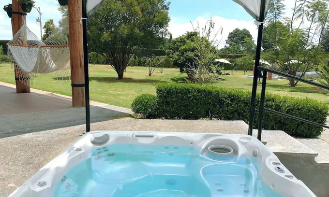 Macheros Cabin | Pleasant Eucaliptos Med Spa: Pet-Friendly Retreat with Hot Tub