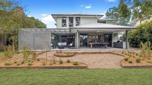 Pokolbin House | Discover Eucalypts: Family-Friendly Retreat with Pool