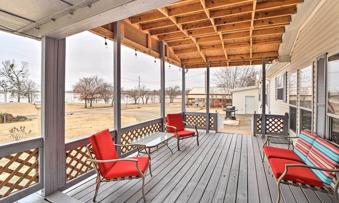 Eufaula House | Unwind at Eufaula Escape - Deck Steps from the Lake