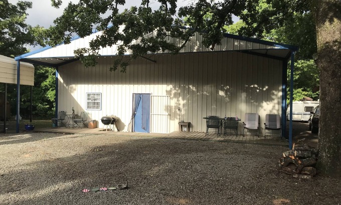 Hoyt House | Idyllic Eufaula Lake House with Private Beach & Breakfast