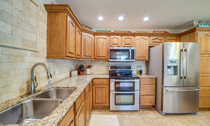 Eufaula Cottage | Relax at Eufaula Oasis: Screened Porch & Ocean Views Await!