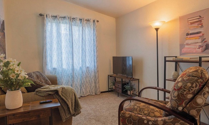 Western House | Eugene Getaway Cozy 2BR Suite Close to Autzen & Dining