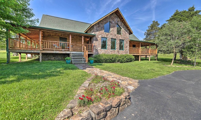 Berryville Cabin | Pet-Friendly Eureka Springs Cabin with Deck on 7 Acres