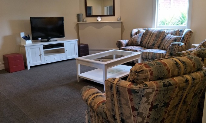 Ballarat East House | Guest Rated 9.8: Eureka Views B&B in Ballarat