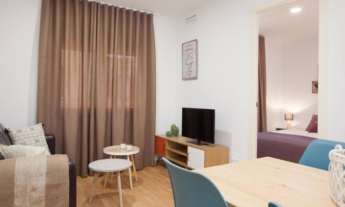 El Port Apartment | Experience Comfort at Europa Fira Apartment 14