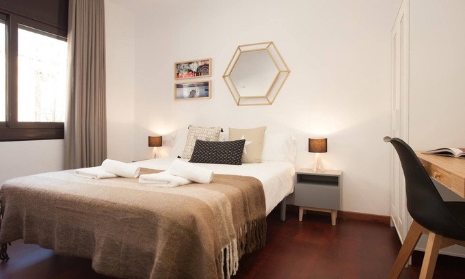 El Port Apartment | Europa Fira Apartment 12: Highly Rated with Spa & Breakfast