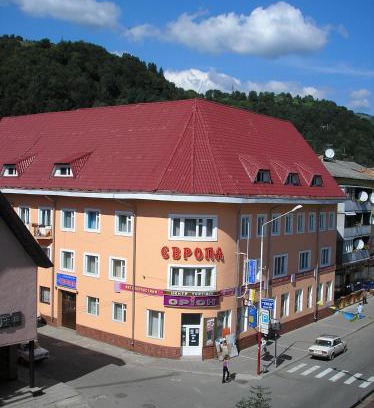 Rakhiv Hotel | Cozy Europa Hotel: Family-Friendly with Hot Tub & Breakfast