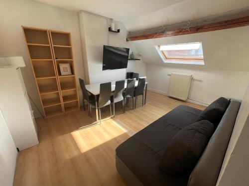 Wijk van de Squares Apartment | Stylish Child-Friendly Stay in European District Apartment Thirteen