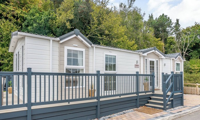 Scarborough Cottage | Relaxing Lodge with Hot Tub and Private Garden Retreat