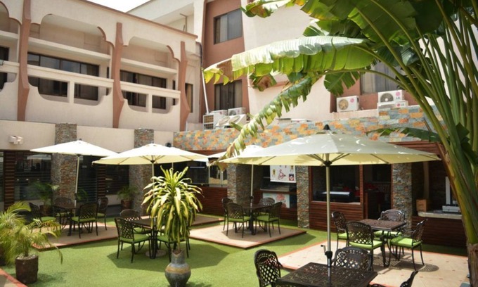 Sunyani Hotel | Discover Eusbett Hotel: Family-Friendly with Pool & Dining