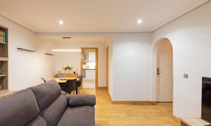 Zarautz Apartment | Cozy Euskalduna: Oceanfront Escape with Family-Friendly Perks