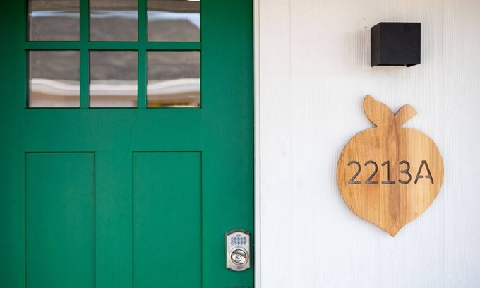Austin Ave. Villa | **EV CHARGERS, Outdoor Projector, Swings, 2 Fire pits - Close to Downtown Waco