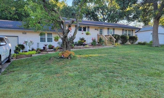 Emporia House | Top-Rated Family Retreat at The Walnut Nest Summa