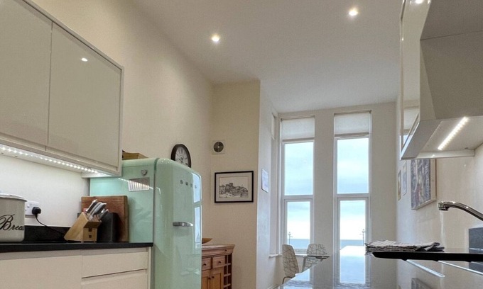 Broadstairs Apartment | Seaside Escape: Eva's Ocean View 2 Bed with Free Parking