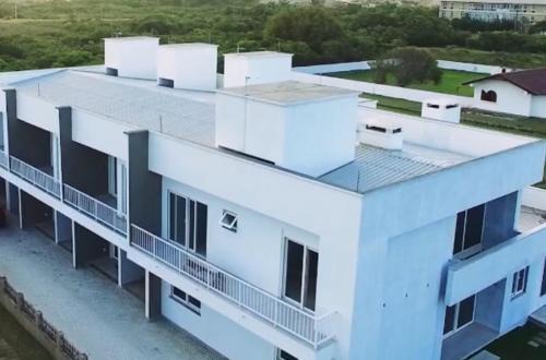 Ararangua House | Evaldt Haus: Oceanfront Retreat with Pet-Friendly Amenities