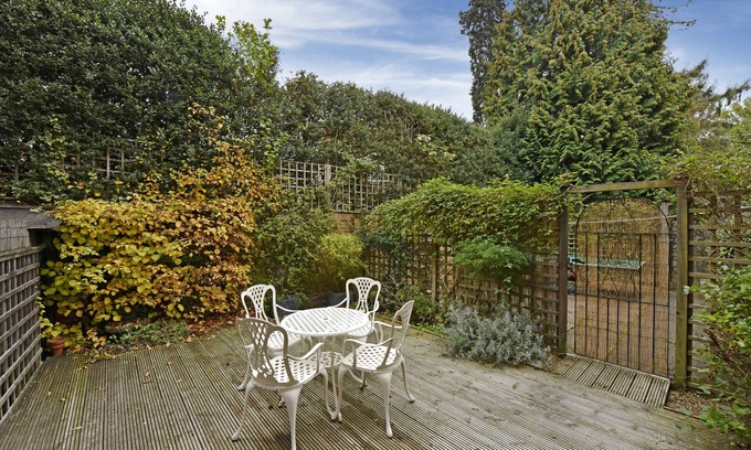 West Byfleet Apartment | Evancourt Apartment: 2BR Near London, Ideal for Families