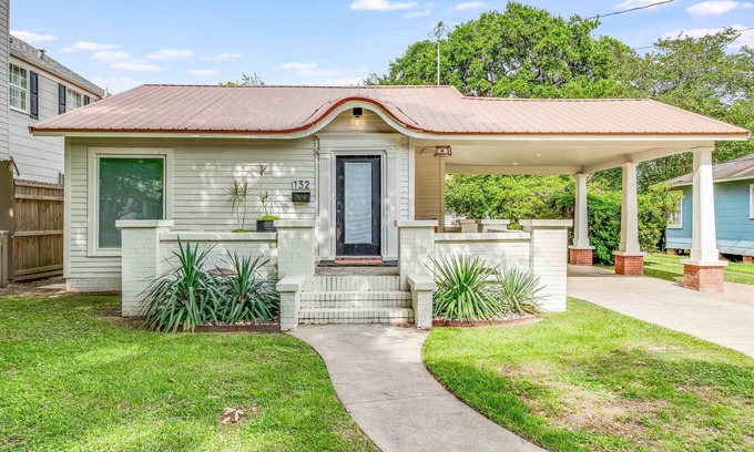 Downtown Cottage | Inviting Evangeline House: Remodeled, Near Downtown & Family-Friendly