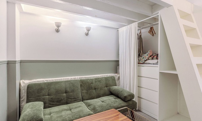 Quartier de la Chapelle Apartment | Évangile | Cosy studio with private courtyard