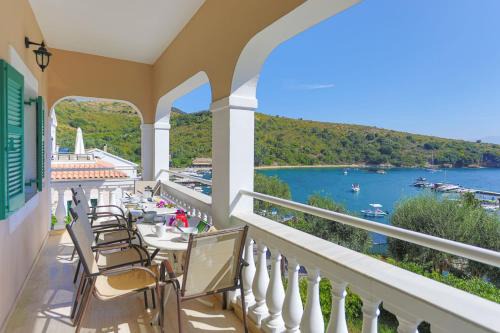 Agios Stefanos Apartment | Inviting Evanna House: Oceanfront Stay in Saint Stephanos