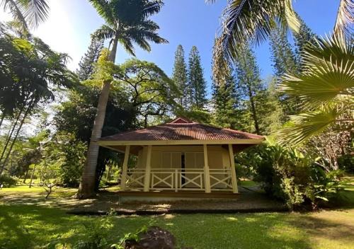 Sarramea House | Relaxing EVASION Bungalow d'Antan with Spa & Hot Tub