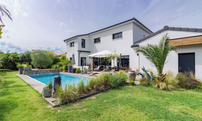 Labastidette Villa | Evasion Cozy : Villa de Charme Avec Piscine et Terrain de Pétanque