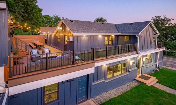 Prescott House | Spacious 8BR Retreat for Rooftop Events & Family Fun