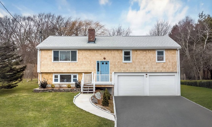 Portsmouth House | Eventide: Renovated 5 Bedroom, 3 Baths on Aquidneck Island