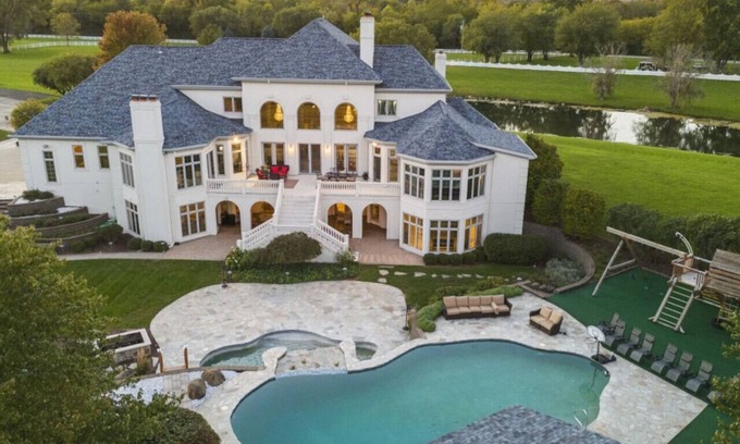 Morris House | Inviting Mansion with Pools & Lakeview for Memorable Events