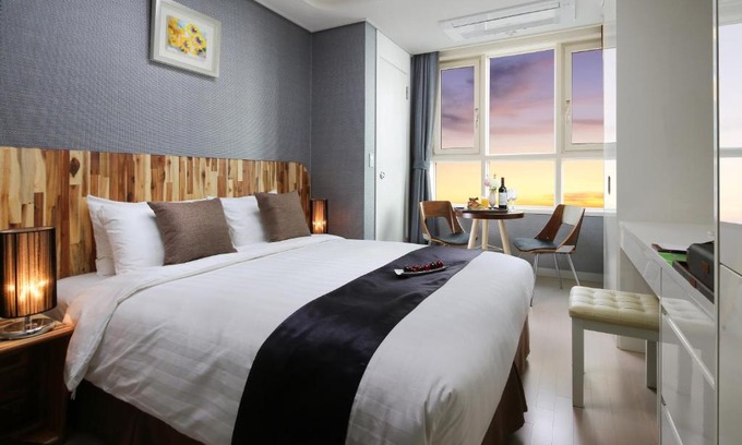 Sinchon-dong Apartment | Ideal Getaway at Ever8 Serviced Residence with Hot Tub