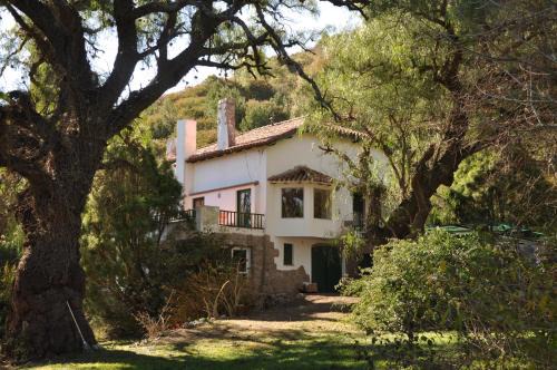 La Cumbre Bed & Breakfast | Inviting Evergreen: Top-Rated Hotel with Pool & Kitchen