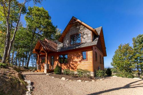 Elk Park House | Experience Evergreen at Eagles Nest - Pet & Child Friendly Stay