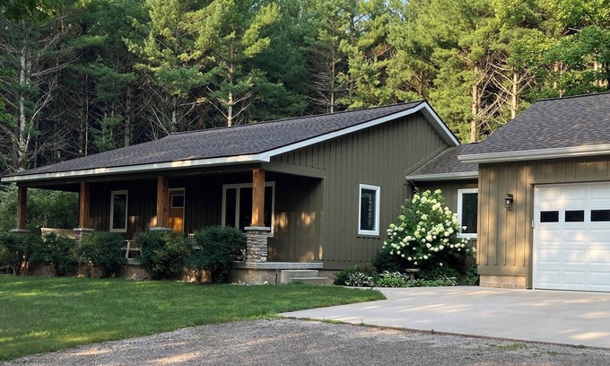 Traverse City House | Guest Rated 10/10: Evergreen Cottage in Lake Ann Awaits