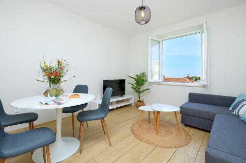 Gornji Kono Apartment | Evergreen Escape: Family-Friendly Retreat with Hot Tub