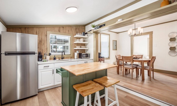 Creola Cabin | Evergreen Escape + Pickleball l Private Trail