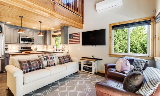 Lilliwaup House | Relax at Evergreen Grove: Pet-Friendly Retreat with Hot Tub